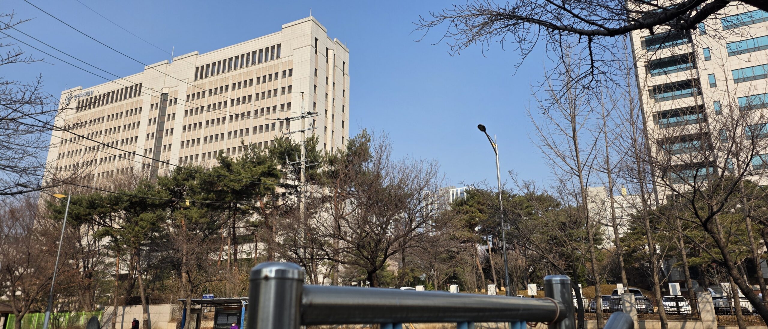 2월 20일 인천지방법원 본원 경매 법정 현장 스케치 - 경공매